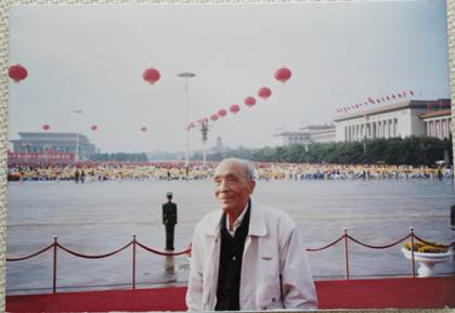  图为张文庚教授国庆五十周年天安门观礼照片